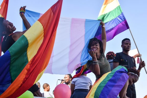 Dutzende von Menschen jubeln und tanzen beim Pride der namibischen LGBTI in den Straßen der namibischen Hauptstadt am 29. Juli 2017 in Windhoek. Obwohl es in den vergangenen Jahren Demonstrationen und Proteste gegen die Diskriminierung der LGBTI-Gemeinschaft gegeben hat, ist dies das erste Mal, dass die Gemeinschaft eine solche Parade entlang der Hauptstraße der Hauptstadt, der Independence Avenue, veranstaltet, um ihre Identität und ihre Rechte zu feiern. © HILDEGARD TITUS/AFP via Getty Images