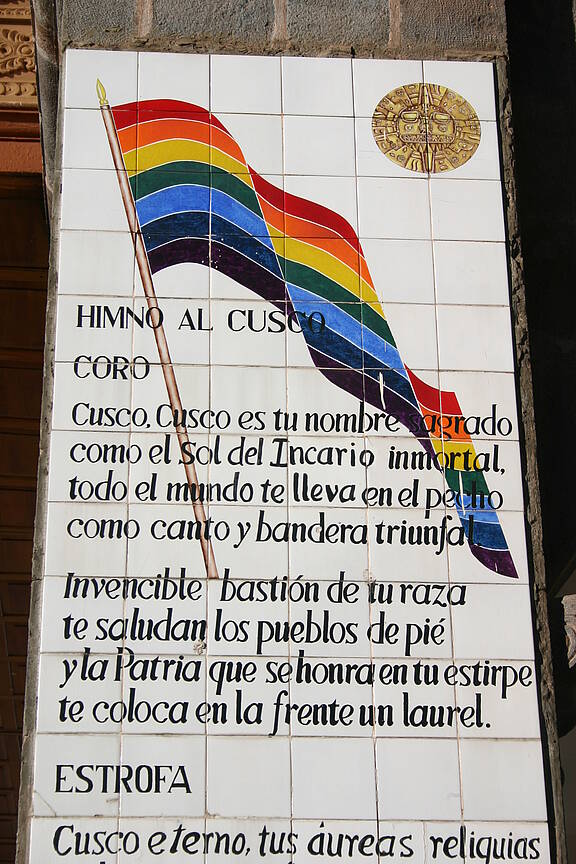 Traditionelle Flagge der Indigenen an einem Haus in Cusco in Peru, August ‎2008 © Rupert Haag