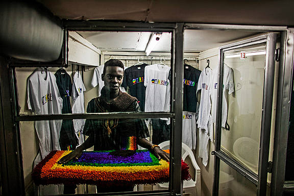 George, ein Model, verkauft in seinem Laden in Nairobi queere Artikel und ist Vorsitzender der LGBTI Gruppe 'Out in Kenya'