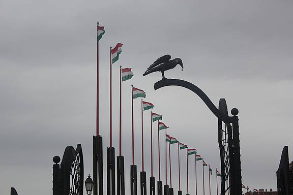 Ungarische Nationalflaggen auf dem Burgberg von Budapest